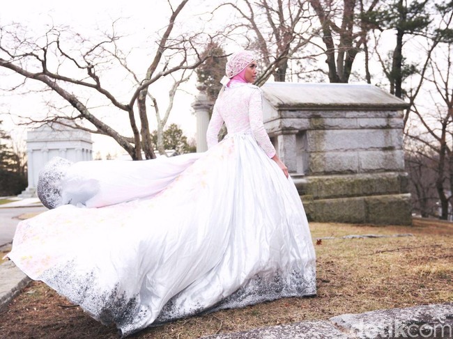 Wardrobe: Anniesa Hasibuan. Fotografer: Afida Sukma. Makeup Artist: Carolina Septerita. Model: Sarah Azka