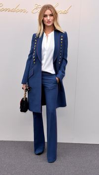 Stylish In Coat! Inspirasi Gaya Selebriti Berjaket Di Fashion Show Burberry