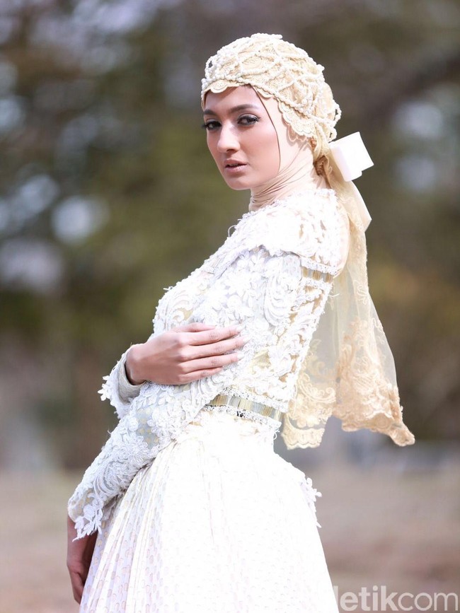 Wardrobe: Anniesa Hasibuan. Fotografer: Afida Sukma. Makeup Artist: Carolina Septerita. Model: Laura Muljadi