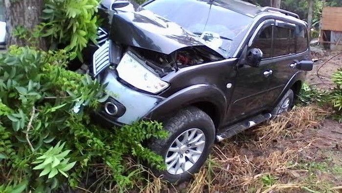Pajero Sport Tabrak Pohon, Diduga Pengemudi Mabuk dan Ngantuk
