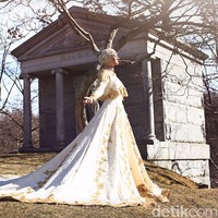 Wardrobe: Anniesa Hasibuan. Fotografer: Afida Sukma. Makeup Artist: Carolina Septerita. Model: Laura Muljadi