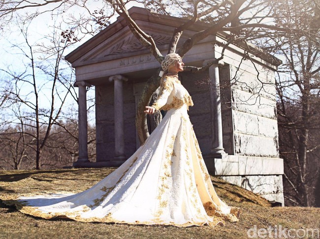 Wardrobe: Anniesa Hasibuan. Fotografer: Afida Sukma. Makeup Artist: Carolina Septerita. Model: Laura Muljadi