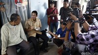 Sambil berbincang dengan warga, Sandiaga menikmati baksonya.