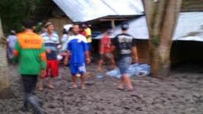 Banjir Lahar Kiriman Ratakan Warung Pinggir DAM di Blitar