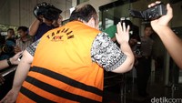Sejak ditangkap pada Jumat (12/2) lalu, para tersangka kasus dugaan suap itu belum pernah diperiksa sebagai tersangka. Penyidik baru sekali melakukan pemeriksaan terhadap saksi-saksi kasus itu.
