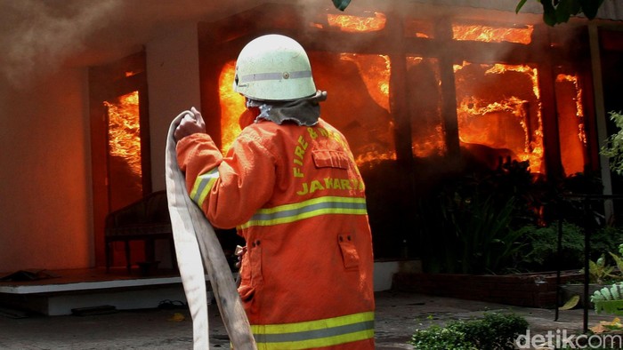 Sebuah rumah di wilayah Cilandak Barat, Jakarta Selatan, terbakar. Dinas Pemadam Kebakaran Jakarta Selatan mengerahkan 15 unit kendaraan untuk memadamkan api. Lokasi kebakaran berada di Jalan BN, Cilandak Barat, Kamis (19/11/2015). Lamhot Aritonang/ilustrasi/detikcom.