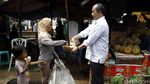 Menteri Marwan Santap Durian Bareng Warga