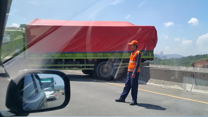 Truk Tabrak Pembatas, Tol Purbaleunyi Arah Bandung Macet 5 Km