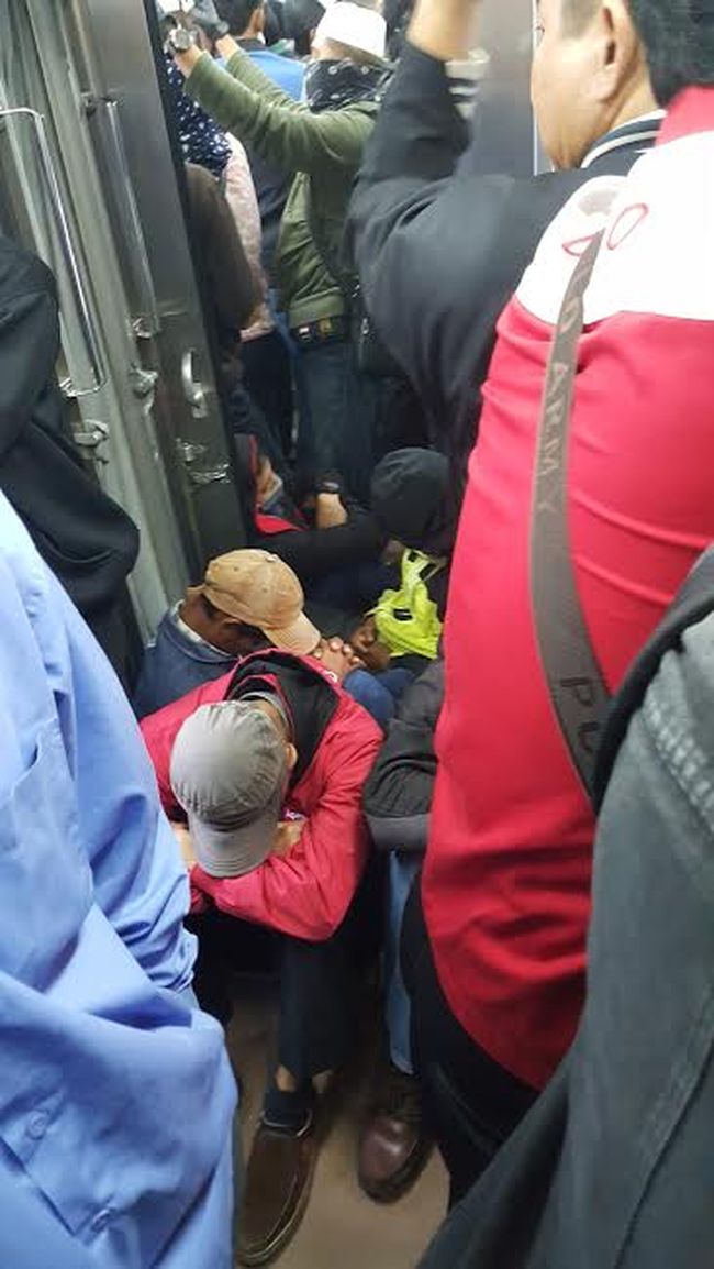 Jangan Tiru Orang  orang  ini Duduk di  Lantai  Commuter Line 