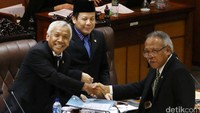 Menteri PUPERA Basuki Hadimoeljono menyerahkan tanggapan pemerintah mengenai RUU Tapera kepada Wakil Ketua DPR Agus Hermanto.