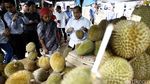 Menteri Marwan Santap Durian Bareng Warga