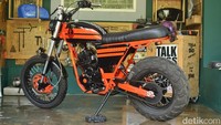 Ban belakang motor modifikasi ini terlihat besar dengan ukuran 180/80-14. Maklum, modifikasi ini menerapkan konsep motor pantai dengan ban besarnya yang bisa melaju di atas pasir pantai. Pool/Diwa Creative Studio.