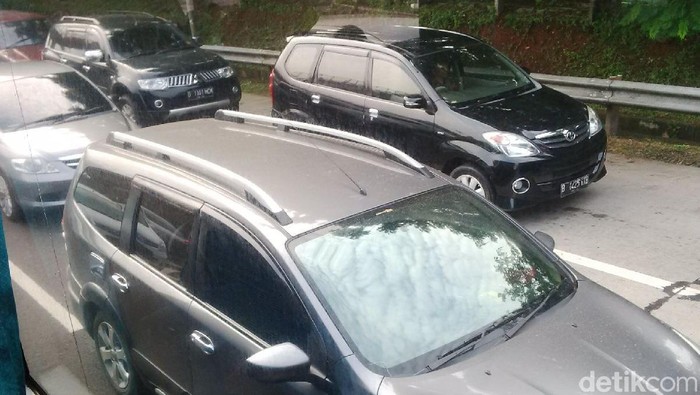 Lalin dari Cikampek dan Jagorawi Arah Cawang Tetap Padat