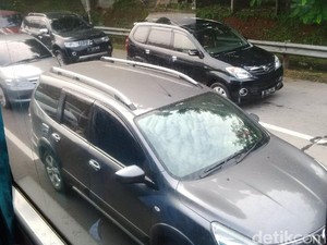 Lalin dari Cikampek dan Jagorawi Arah Cawang Tetap Padat