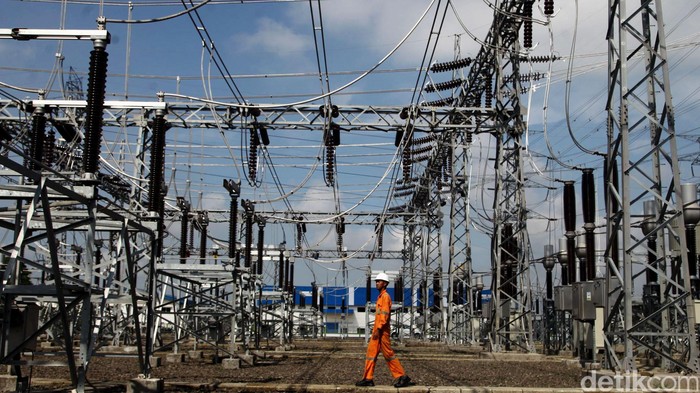 Pekerja melakukan pengecekan di Gardu Induk (GI) Milenium, Balaraja, Banten, Selasa (23/02/2016). PT Perusahaan Listrik Negara (PLN) hari ini resmi mengoperasikan Gardu Induk (GI) 150 kV Milenium 2x60 MVA beserta jaringannya. GI Milenium merupakan bagian dari Gardu Induk Tegangan Ekstra Tinggi (GITET) Balaraja ini untuk mendukung industri di Kawasan Industri Milenium dan pemukiman di kawasan Tiga Raksa, Cikupa, Tangerang. Grandyos Zafna/detikcom