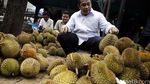 Menteri Marwan Santap Durian Bareng Warga