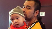 Raffi dan Rafathar kompak kenakan baju oranye. (dok. Merry)