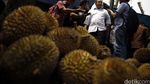 Menteri Marwan Santap Durian Bareng Warga