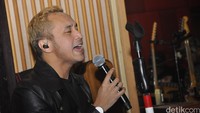 Selain tampilan, tentu ada hal spesial yang akan diberikan Giring di momen ulang tahun Nidji. Pool/Ismail/detikFoto.