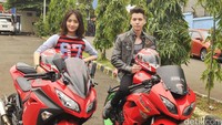 Natasha dan Stefan berpose dengan motor sport mereka. Pool/Noel/detikFoto.