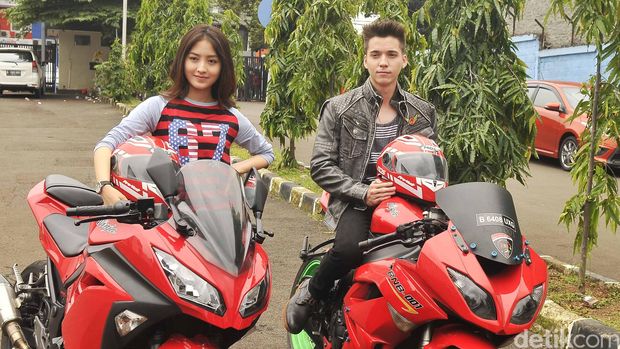 Stefan William & Natasha Wilona saat ditemui di lokasi syuting Anak Jalanan di kawasan Ceger, Jakarta Timur, Selasa (23/02/2016).