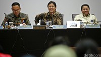 Budi G Sadikin (tengah) sesekali tersenyum saat memaparkan kenaikan laba Bank Mandiri.