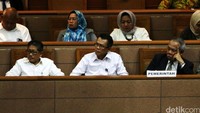 Menteri PUPERA Basuki Hadimoeljono (kanan) hadir untuk mewakili pemerintah.