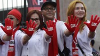 Mereka juga memakai sarung tangan bertuliskan GAK (Gerakan Anti Korupsi).