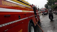 Ada 20 mobil pemadam yang dikerahkan ke lokasi.