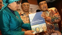 Ketua Umum PBNU, Said Aqil Siroj (kanan) menyerahkan buku mengenai berdirrinya Kepala Perpusnas Sri Sularsih.