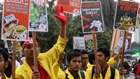 Sejumlah mahasiswa dari BEM-se Indonesia dan masyarakat pengiat anti korupsi melakukan Aksi di depan Gedung DPR RI, Senayan, Jakarta, Selasa (23/2/2016). 