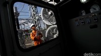 Pekerja melakukan pengecekan di Gardu Induk (GI) Milenium, Balaraja, Tangerang, Selasa (23/02/2016).