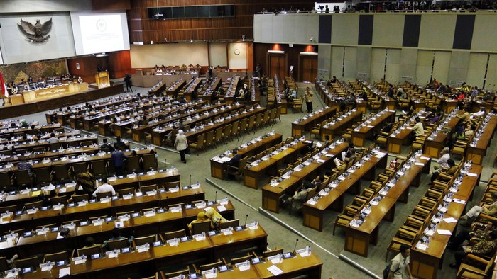 Dewan Perwakilan Rakyat menyetujui Rancangan Undang-undang tentang Tabungan Perumahan Rakyat (Tapera) menjadi Undang-undang dalam Rapat Paripurna di gedung DPR, Jakarta, Selasa (23/2/2016). Dengan disahkannya RUU ini menjadi UU maka pemerintah saat ini memiliki payung hukum untuk mewajibkan warga negara untuk menabung sebagian dari penghasilannya yang akan dikelola badan pengelola tapera untuk penyediaan rumah murah dan layak. Lamhot Aritonang/detikcom.