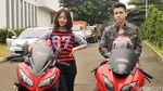 Pose Stefan William dan Natasha Wilona dengan Motor Sport