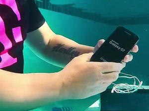 Unik! Unboxing Galaxy S7 di Dalam Air