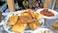 Sandiaga mengunjungi pedagang nasi serta pedagang bakso.