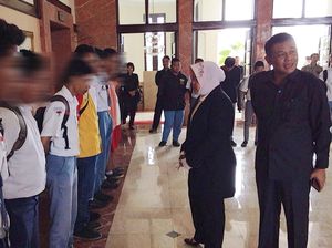 Risma Beri Pembinaan 14 Siswa yang Bolos di Warkop