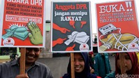 Sejumlah pendemo membawa poster bertuliskan tuntutan mereka saat berdemo di depan Gedung DPR RI.