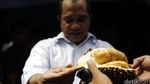 Menteri Marwan Santap Durian Bareng Warga