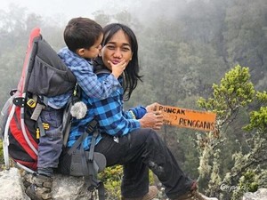 Nyoman Sakyarsih, Mama Tangguh yang Ajak Anak Daki Gunung Sejak Usia 5 Bulan