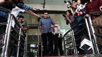 Ketika keluar dari ruang pemeriksaan, dengan langkah cepat Jailani mencoba menghindar dari awak media.