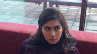 Syahnaz tampak bersantai di sofa hotel. (dok. Merry)