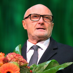 Isu Phil Collins Sakit Parah Dirawat di Hospice, Begini Faktanya