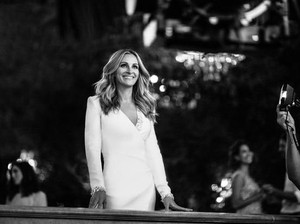 Julia Roberts Bersinar Dalam Gaun 700 Swarovski di Iklan Lancome