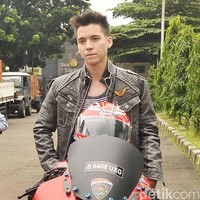 Stefan William yang berusia 24 tahun banyak digandrungi wanita setelah membintangi sinetron berjudul Anak Jalanan. Belasan judul film telah dibintangi pria blasteran Indonesia-Amerika Serikat ini sejak berkarier pada 2008. Hingga kini sudah berstatus sebagai suami Celine Evangelista, Stefan tetap memiliki banyak penggemar. Sinetron terbarunya ‘Boy’ pun digandrungi penonton. Foto: Noel/detikHOT