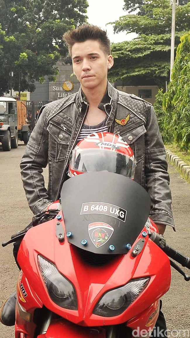 Stefan William yang berusia 24 tahun banyak digandrungi wanita setelah membintangi sinetron berjudul Anak Jalanan. Belasan judul film telah dibintangi pria blasteran Indonesia-Amerika Serikat ini sejak berkarier pada 2008. Hingga kini sudah berstatus sebagai suami Celine Evangelista, Stefan tetap memiliki banyak penggemar. Sinetron terbarunya ‘Boy’ pun digandrungi penonton. Foto: Noel/detikHOT
