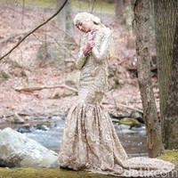 Wardrobe: Anniesa Hasibuan. Fotografer: Afida Sukma. Makeup Artist: Carolina Septerita. Model: Laura Muljadi