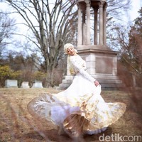 Wardrobe: Anniesa Hasibuan. Fotografer: Afida Sukma. Makeup Artist: Carolina Septerita. Model: Laura Muljadi