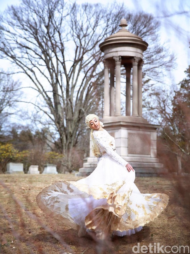 Wardrobe: Anniesa Hasibuan. Fotografer: Afida Sukma. Makeup Artist: Carolina Septerita. Model: Laura Muljadi