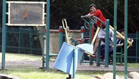 Pengunjung tengah berolahraga.